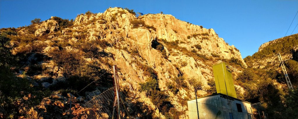 Nasłoneczniona ściana wspinaczkowa w rejonie Salem - wapienne klify na Costa Blanca.