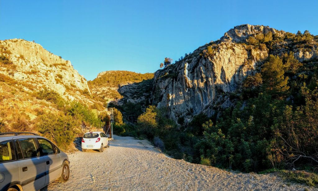 Szutrowy parking pod sektorem wspinaczkowym Salem na Costa Blanca.