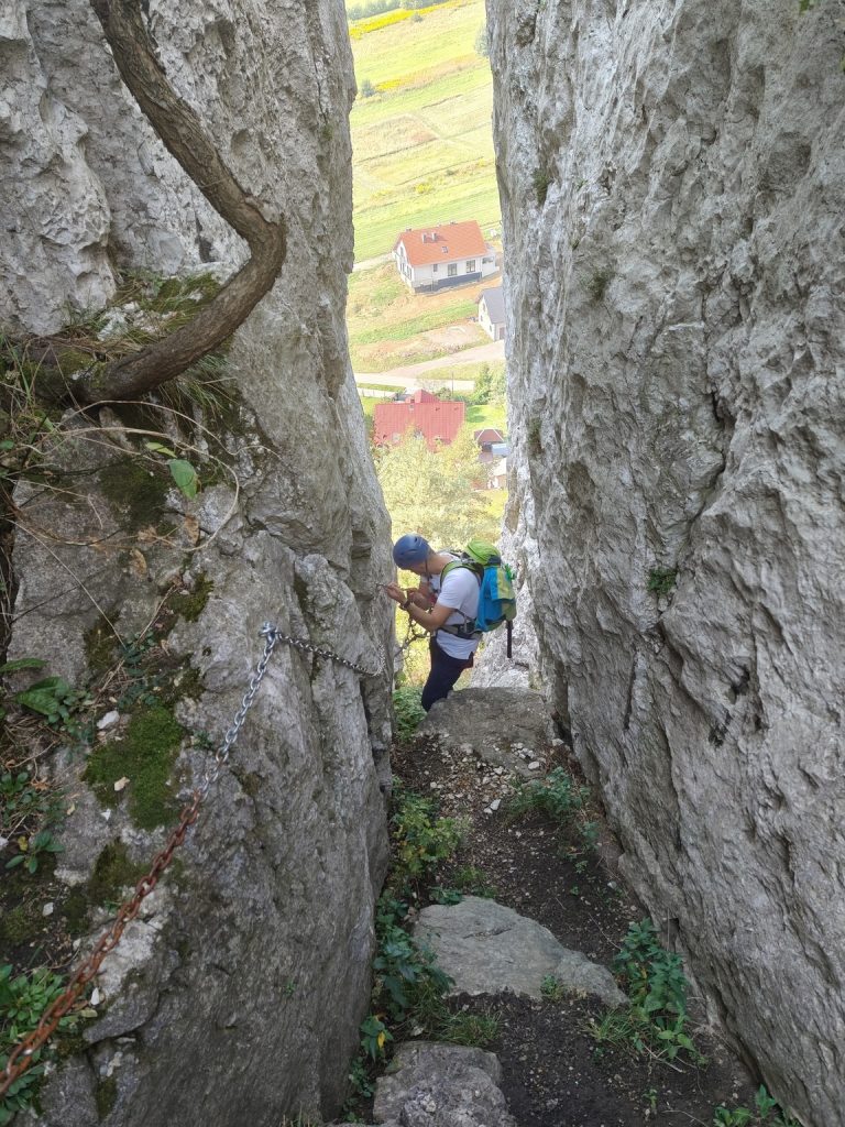 Zejściowy komin prowadzący na sektor Szafot na Powroźnikowej Skale